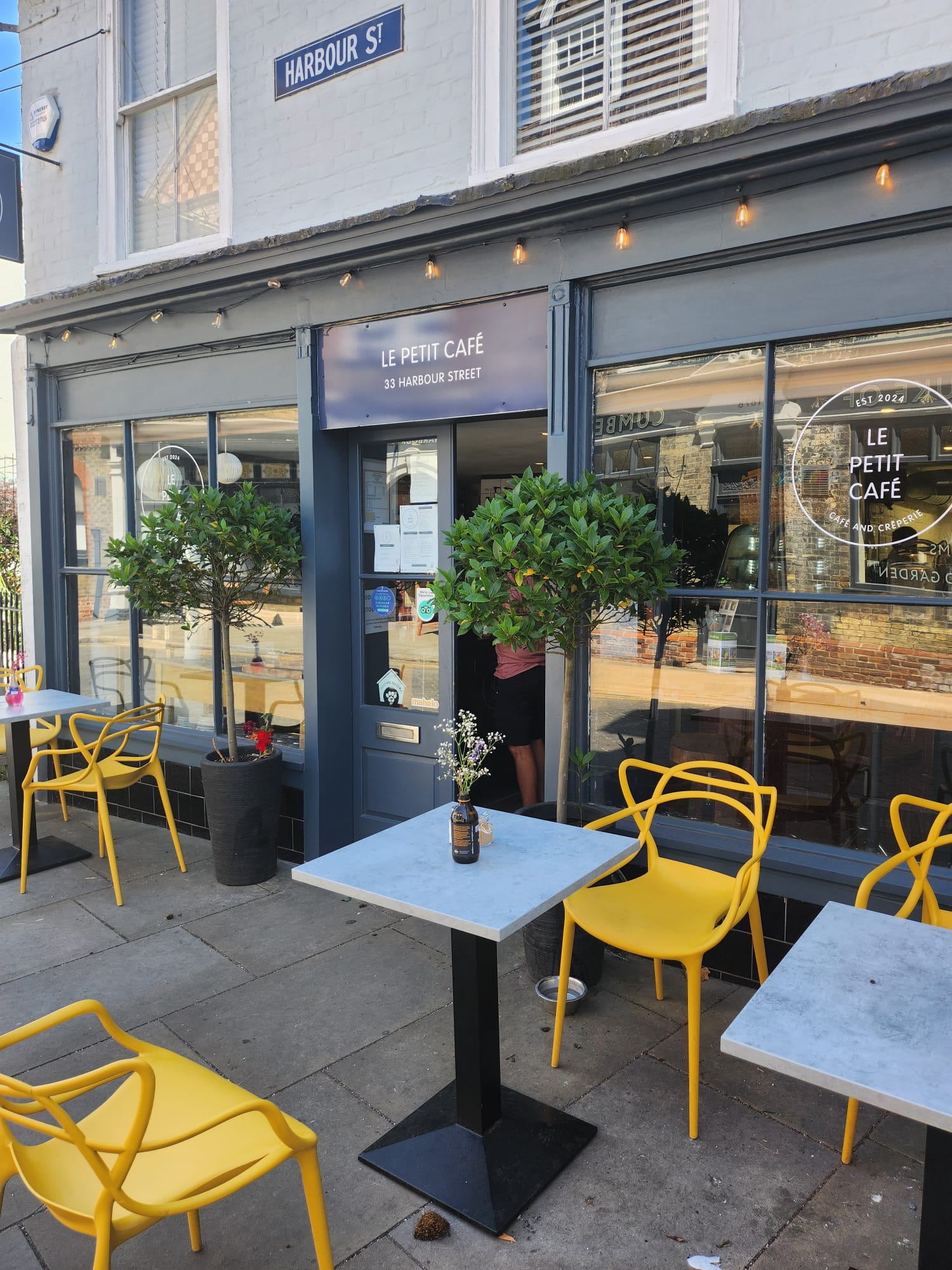 Le Petit Cafe (1)